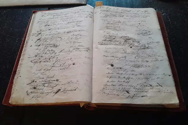 Nejstarší návštěvní kniha Buquoyského rodového muzea na hradě Rožmberk z roku 1846
